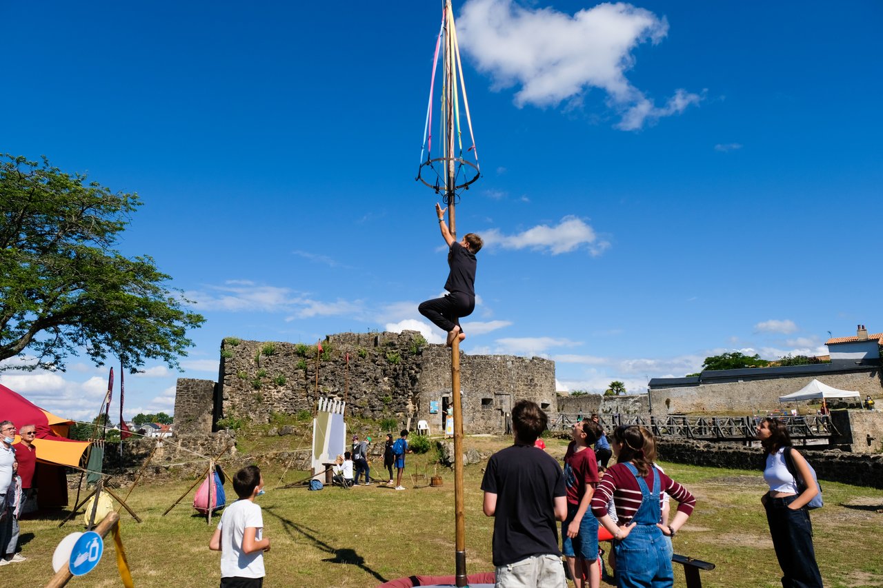 Jeux médiévaux, place du Château - Agrandir l'image (fenêtre modale)