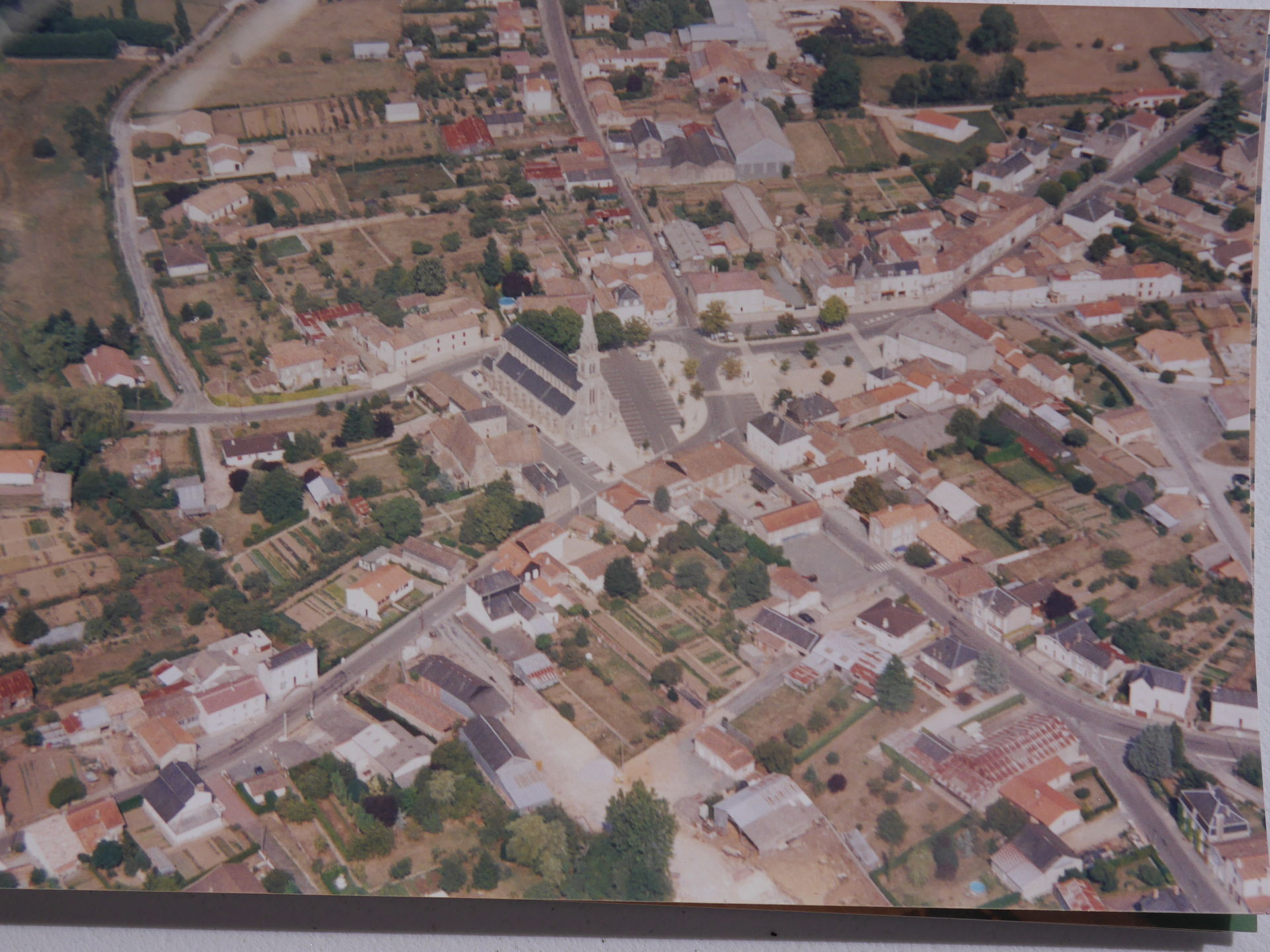 Vue aérienne de Vasles 1994 - Agrandir l'image (fenêtre modale)