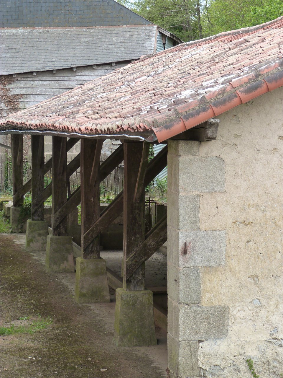 Lavoir situé dans le bourg de Vasles - Agrandir l'image (fenêtre modale)