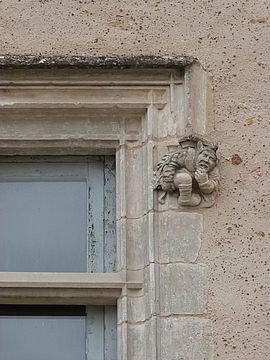 Détail sculpté sur la façade du logis médiéval dans le bourg de Vasles - Agrandir l'image (fenêtre modale)